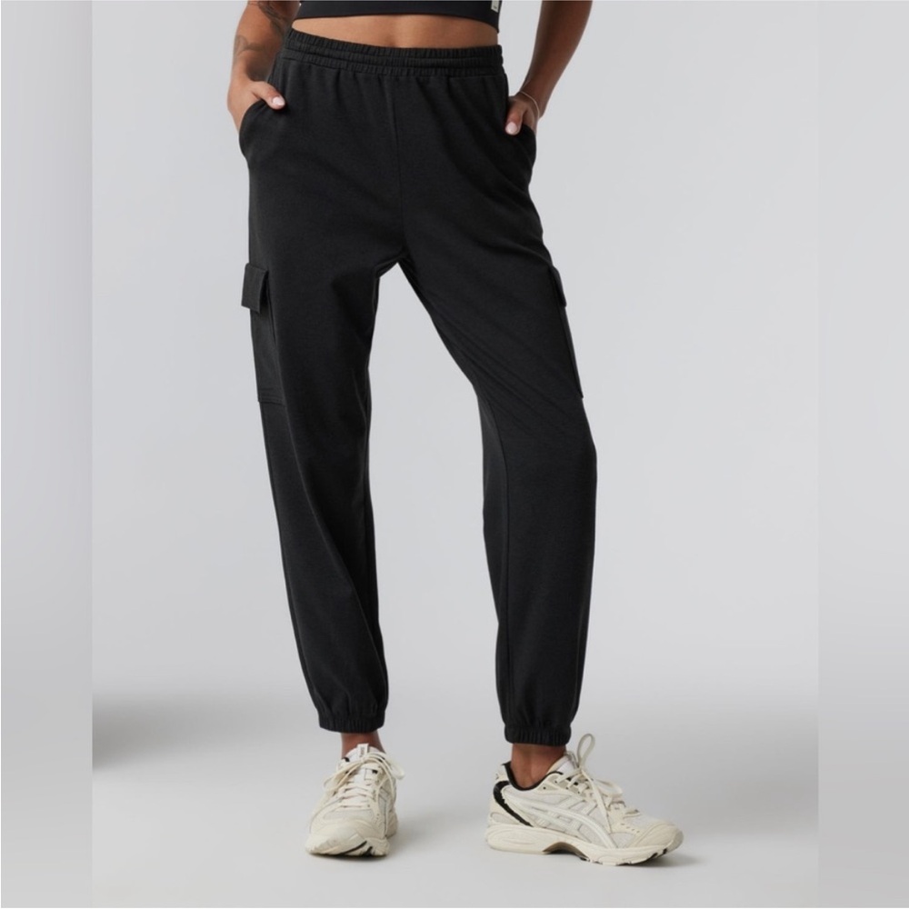 Black Women's Vuori Boyfriend Cargo Jogger Pants
